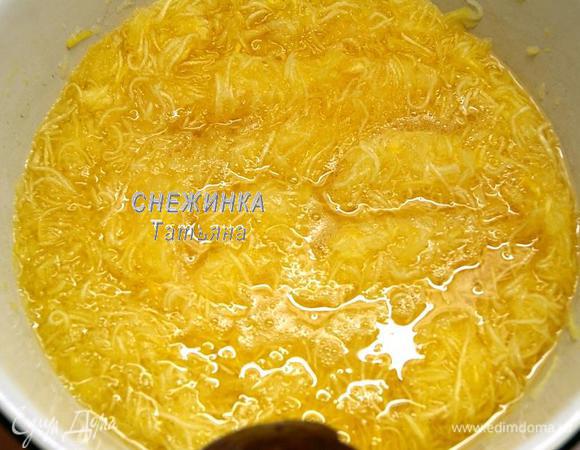 Насыпаем сахар. Не перемешиваем! Оставляем на 4 часа, чтобы кабачок пустил сок.