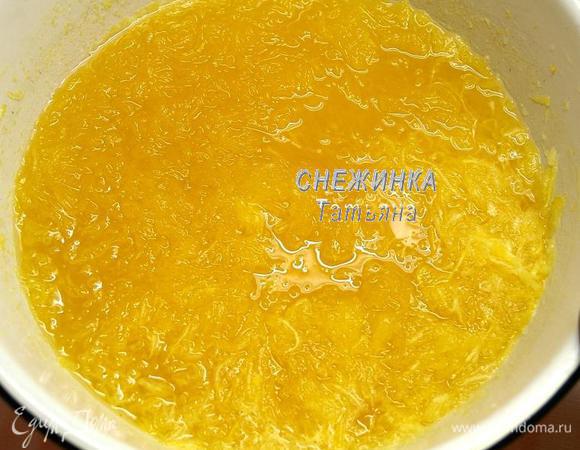 Апельсины хорошо моем щёточкой, опускаем на 2 минуты в кипяток, вытираем. По истечении времени, перемешиваем и ставим на огонь. Даём закипеть, именно закипеть, а не до первых пузырьков, необходимо, чтобы вся масса полностью кипела. Варим 5 минут, периодически помешивая. Выключаем огонь. Оставляем до полного остывания. У меня заняло 1,5 часа.