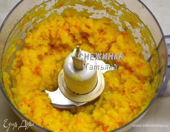 Нарезаем на кусочки, вместе с кожурой, удалив косточки. Измельчаем как можно мельче в комбайне с насадкой «нож», блендером или пропустив через мясорубку. Добавляем к остывшему варенью. Снова включаем огонь. Доводим до кипения и варим, помешивая, 3 минуты. Снова выключаем и оставляем полностью остыть.