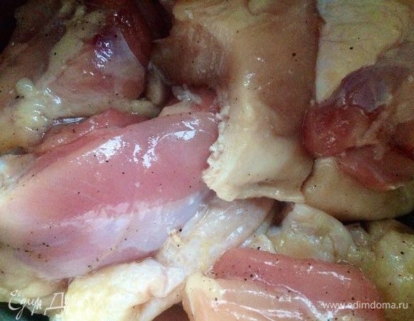 Курицу порезать крупными кусками, посолить и оставить на 1 час.
