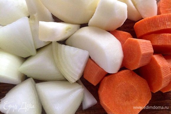 Морковь и лук очистить, вымыть и крупно нарезать. Яблоко очистить от сердцевины и также крупно нарезать.