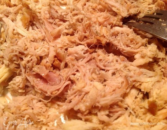 Вытащить из духовки форму, достать мясо и дать ему остыть. Разобрать при помощи двух вилок на волокна.
