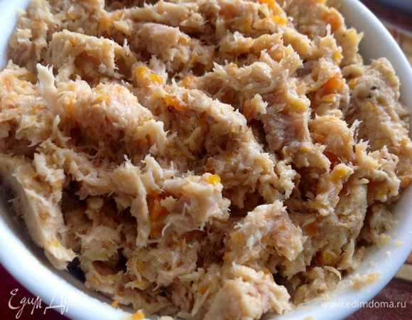 Морковь,чеснок и яблоки растолочь вилкой, лук мелко нарезать. Овощи добавить к мясу, добавить молотый черный перец и соль по вкусу. Развести оставшимся бульоном до нужной консистенции, перемешать.
Переложить в керамическую форму или стеклянные банки, накрыть крышкой или пленкой, убрать в холодильник минимум на сутки. (Мы ели уже на завтрак, и было вкусно до НЕ МОГУ!!!:))
