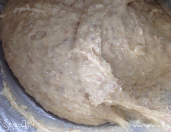 В миску насыпать ржаную муку (180-200гр., зависит от качества муки!). Добавить кипящую воду с маслом, замесить тесто с помощью миксера. Мешать, пока масса не станет однородной.
Не выключая миксер, добавить яйца по одному.
