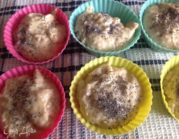 Затем готовое тесто разложить по силиконовым формочкам (примерно столовая ложка теста), сверху посыпать маком (кунжутом). Или можно замесить более крутое тесто, руками сформировать булочки, разложить их на противень застеленный пергаментной бумагой... и отправить выпекаться в духовку на 35-40 минут, при температуре 180 градусов.
