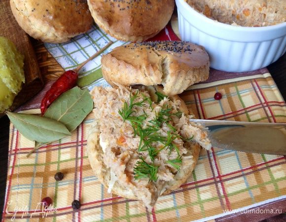 Готовым булочкам дать остыть, затем приготовить бутерброд, чай....и приятного начала дня и чаепития!!!)))