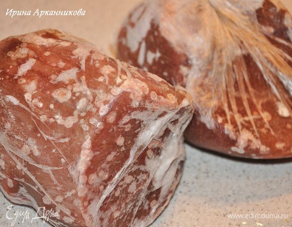 Вытащить мясо из морозилки и положить в холодильную камеру на ночь. Следует не размораживать до конца, тк в мясорубке мясо еще разогреется. Чем теплее мясо, тем больше бактерий может появиться.