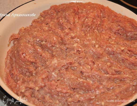 Хлеб намочить в холодной воде. Все продукты пропустить через мясорубку, кроме яйца. Перемешать с яйцом (чем жиже фарш, тем больше яиц следует добавить).