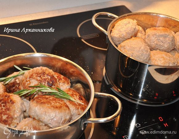 Затем переложить в кастрюльку. Положить веточки розмарина между котлетками и тушить около 45 минут на медленном огне, при необходимости подлить горячей воды. Остудить котлеты, переложить в пакеты или формы для заморозки. У меня такие котлеты хранятся 5-6 недель.