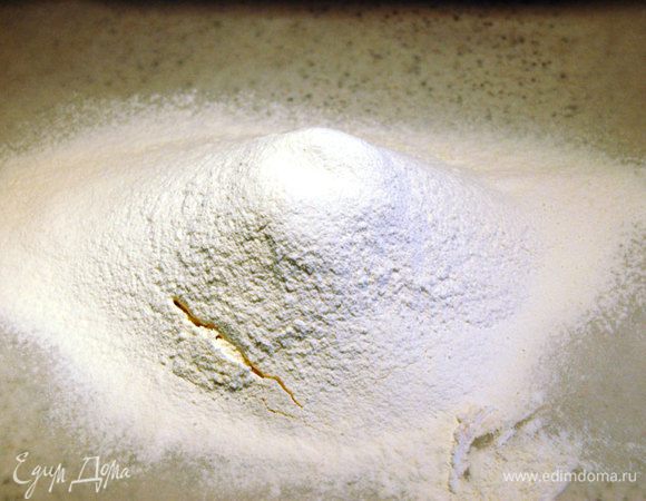 Просеять всю муку на бумагу....