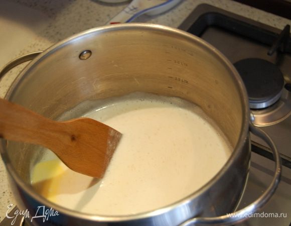 ...слегка помешивать до закипания. Кипеть должно довольно таки сильно, что бы масло и жидкость хорошо перемешались (чтобы масло не плавало сверху, иначе при выпечки из теста оно будет вытекать)...
