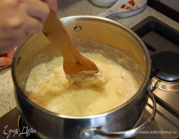 ....как только всё хорошо закипело, не снимая кастрюлю с огня всыпаем всю муку и начинаем интенсивно перемешивать лопаткой....