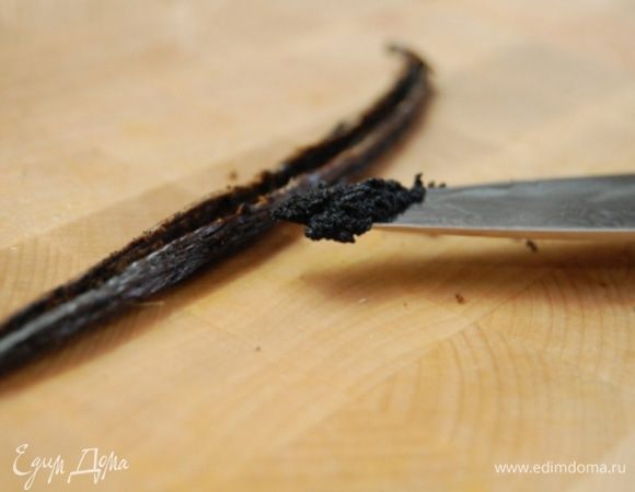 Стручок ванили надрезать вдоль, извлечь семена.