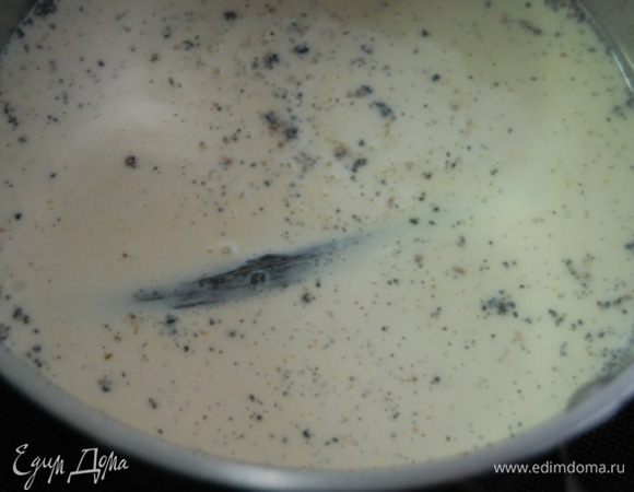 В сотейнике соединить молоко, ванильную палочку и семена ванили. На среднем огне довести до кипения. Накрыть крышкой и оставить при комнатной температуре на 1 час. По прошествии указанного времени - молоко процедить. 