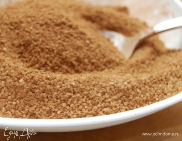В тарелке соединить сахар и какао. Размешать ложной.