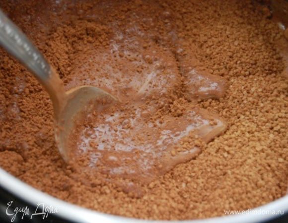 Высыпать сухую смесь в молоко. Довести до кипения и при постоянном помешивании проварить около 2-х минут. Масса загустеет. 