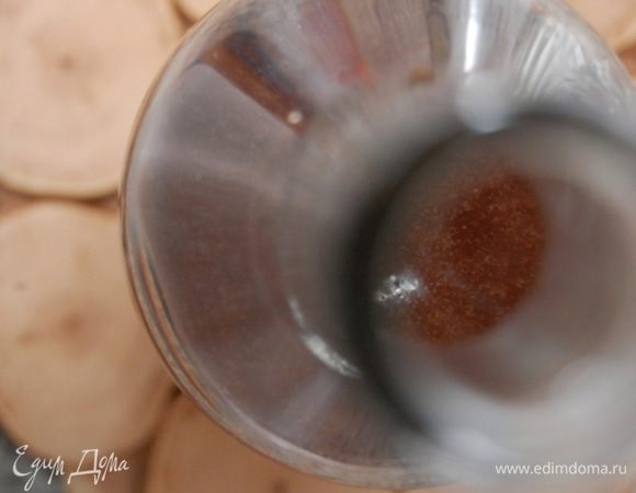 Молоко еще раз остудить, добавить спирт и перемешать. Вылить крем ликер  в бутылку.