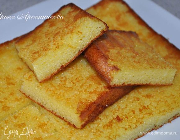 Взбить яйца, туда же мягкий творог, сахар, размягчённое масло, молоко, ванилин. Струйкой всыпать манку, все хорошо вымешать. 