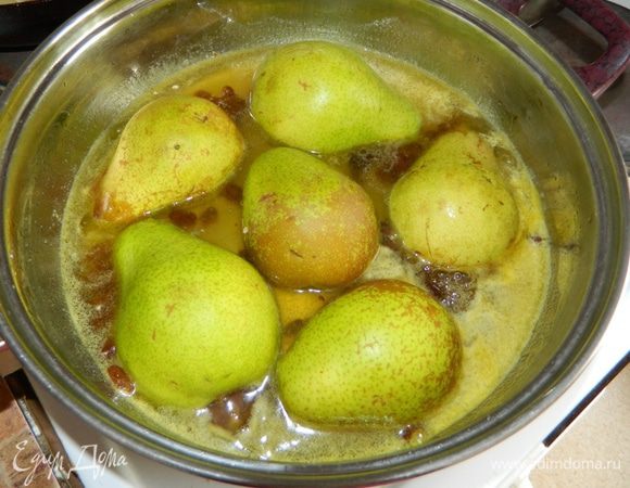 2. В сковороде растопить сливочное масло, добавить апельсиновый сок, ввести сахар, довести до кипения и проварить 2 минуты.
Груши разрезать пополам и вынуть сердцевину.
В апельсиновый сироп ввести изюм и положить груши срезом вниз, томить под крышкой 5 минут
