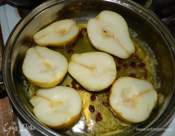 3. затем перевернуть груши на другую сторону и еще томить 5 минут