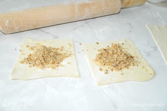 4. Тесто раскатать в тонкий пласт, разрезать на 6 частей, сверху положить измельченный грецкий орех.