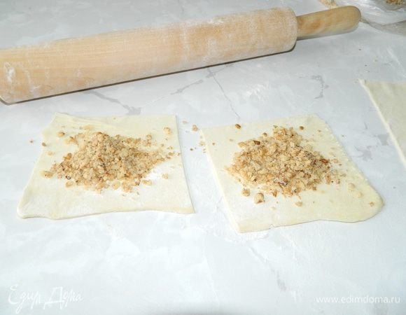 4. Тесто раскатать в тонкий пласт, разрезать на 6 частей, сверху положить измельченный грецкий орех.