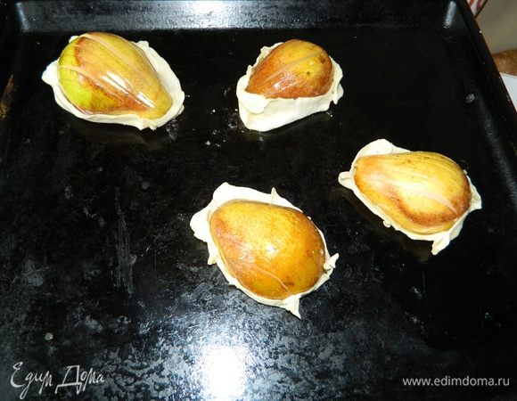 5.	Вынуть изюм и груши из сиропа и выложить на тесто. Грушу аккуратно сверху надрезать так, чтобы снизу они оставались целыми. Края теста прищипнуть, чтобы образовалась корзиночка, отправить в духовку на 20 минут.