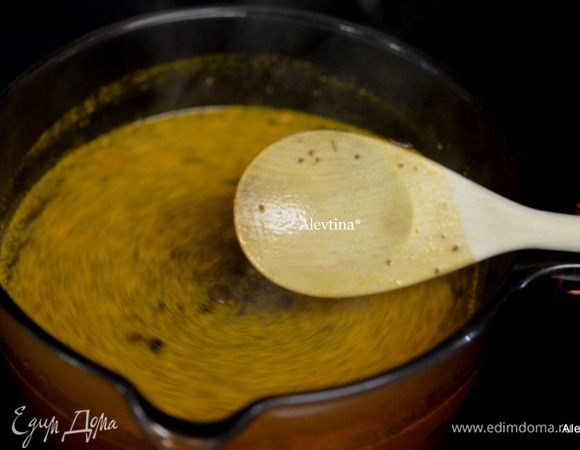 Смешаем все остальные ингредиенты в не реактивной посуде. Доведем до кипения и дадим провариться 4 мин. Снимем с огня.