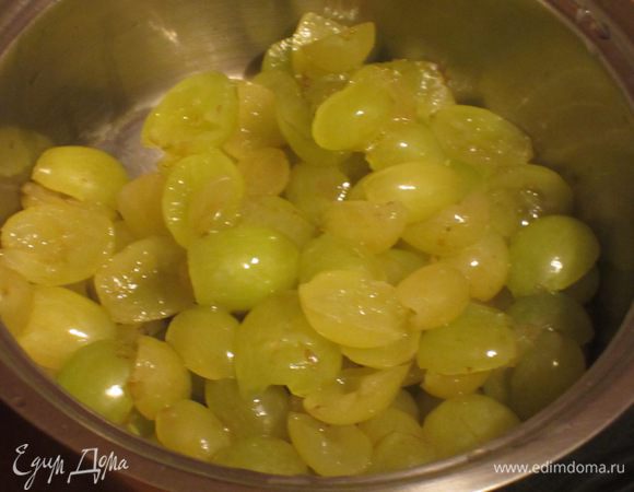 Ягоды винограда помыть,разрезать пополам и удалить косточки.