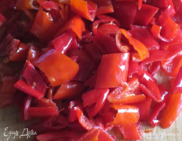 Перцы помыть,разрезать пополам, удалить семена и белые прожилки, нарезать небольшими кусочками (лучше делать это в перчатках).
