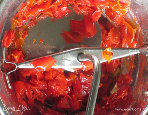 Снять с огня и пропустить массу через овощной пресс.