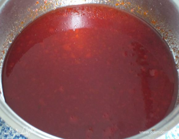 Поставить кастрюлю на слабый огонь и варить ещё 30 минут.