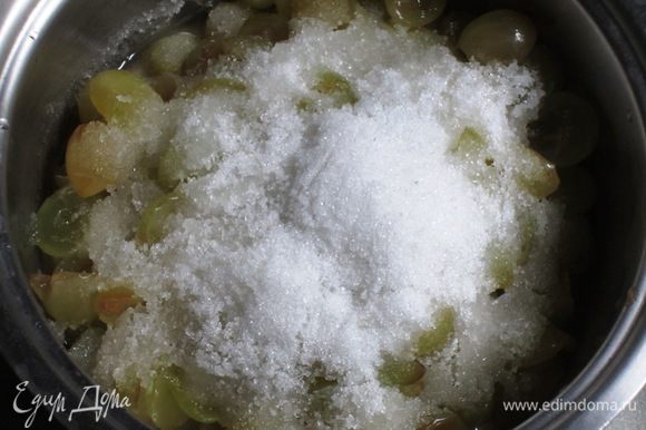 В кастрюлю с толстым дном положить виноград,добавить лимонный сок,сахар и поставить в холодильник на 4 часа.