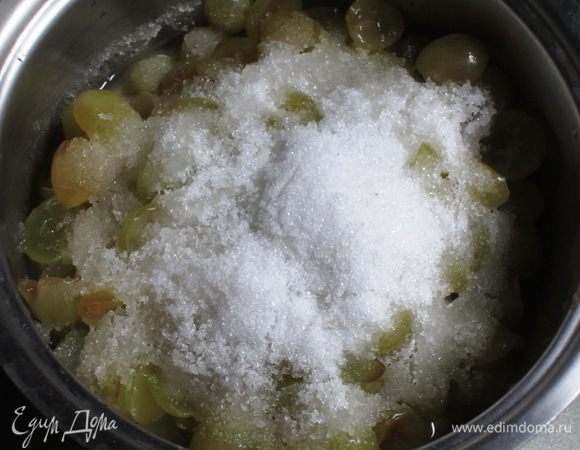 В кастрюлю с толстым дном положить виноград,добавить лимонный сок,сахар и поставить в холодильник на 4 часа.