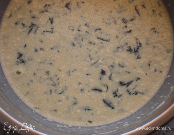 Блинчики:
Базилик мелко порвать руками. Молоко и яйца взбить венчиком,ввести муку,базилик,соль и хорошо перемешать. Тесто поставить в холодильник на 1 час.