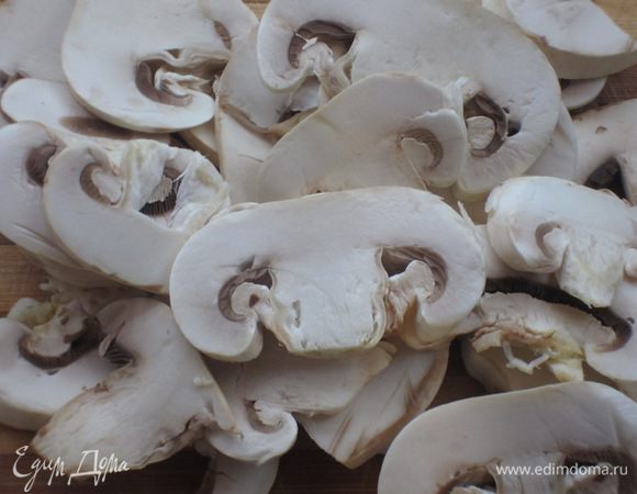 Грибы нарезать пластинками.