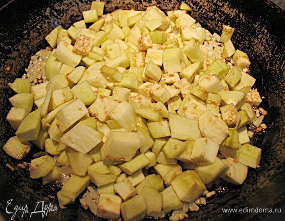 Через 2 часа воду слить и промыть баклажаны. Высушить и обжарить небольшими порциями в небольшом количестве растительного масла. 