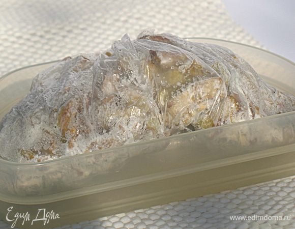 Обжаренные баклажаны выложить на салфетку, чтобы ушел лишний жир. Сложить баклажаны в пакетик, я предпочитаю обычный, чтобы его потом выбросить. И положить в морозильник.