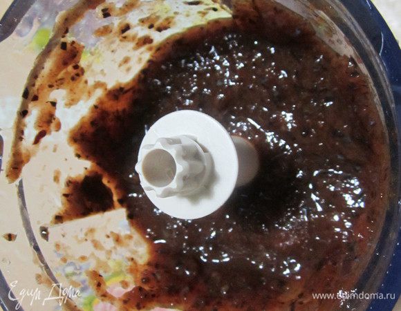 Сливы помыть, высушить, удалить косточки и измельчить в блендере.