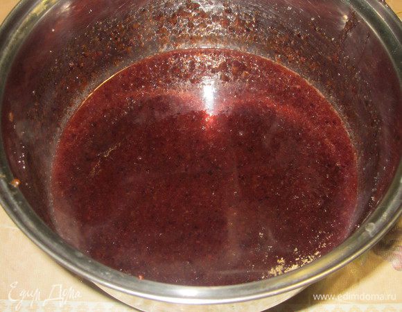 Добавить сок лимона и сахар. Поставить на огонь и довести до кипения. Варить на небольшом огне до желаемой густоты, периодически помешивая.