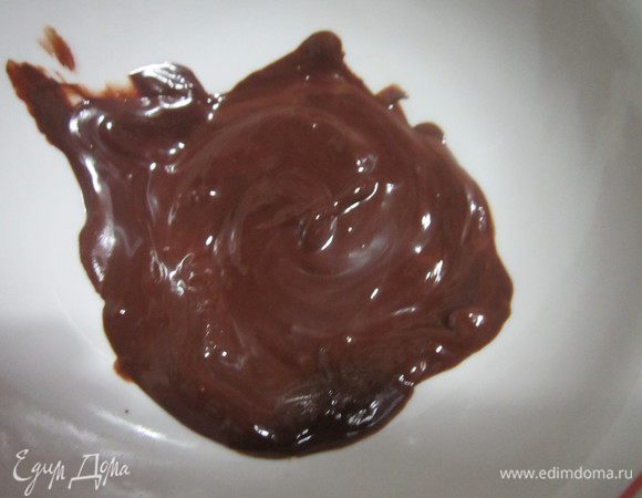 Конфеты растопить на водяной бане или в микроволновке. 