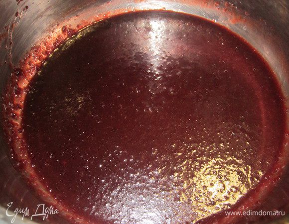 Добавить растопленные конфеты и проварить немного. Джем разложить в стерильные банки. Приятного аппетита!