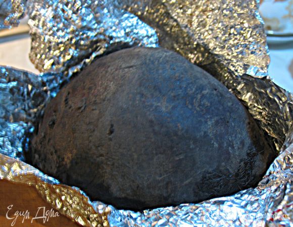 Свеклу помыть, завернуть в фольгу и запечь в духовке до готовности.