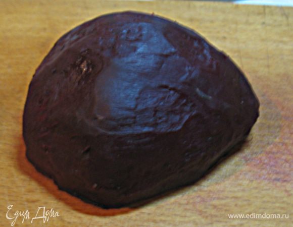 Свеклу вынуть, развернуть и облить холодной водой, почистить от кожицы.