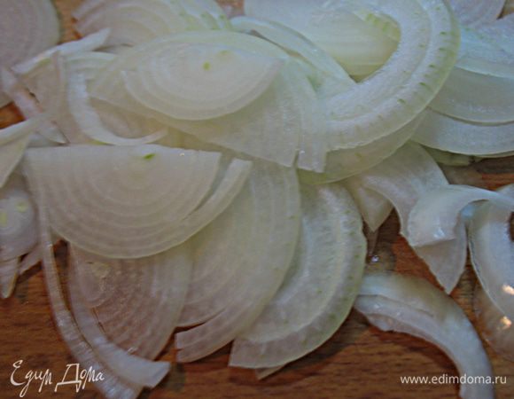 Нарезать лук полукольцами.