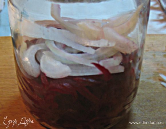 Свеклу уложить в банки, чередуя с полукольцами лука.