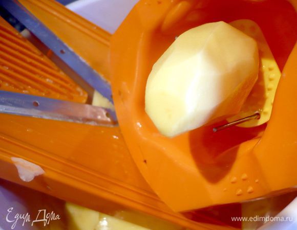 Разогреваем духовку до 200 градусов. Картофель чистим и шинкуем при помощи шинковки тоненькими, почти прозрачными, кружочками. Рыбу промываем и обсушиваем при помощи бумажного полотенца.