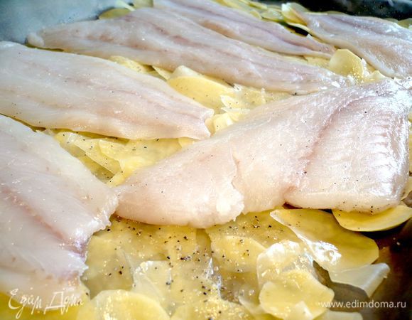 Рыбку с двух сторон хорошенько солим и выкладываем на картофель. 
