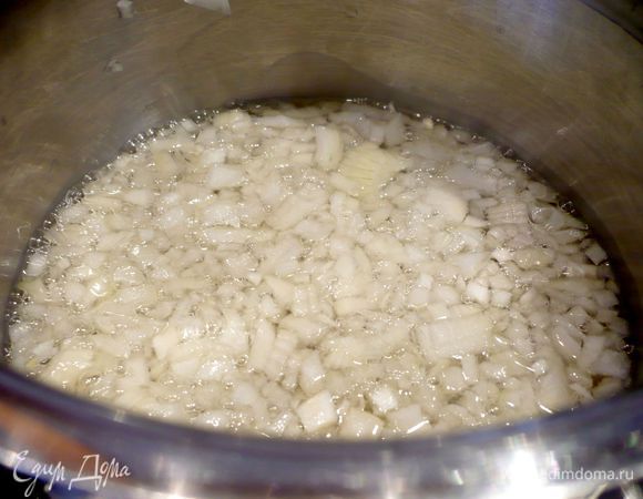 Теперь приготовим наш необычный соус! В сотейнике смешиваем мелко порезанный лук с шампанским, ставим на огонь, доводим до кипения и на маленьком огне редуцируем вдвое, это длится примерно минут 10. 