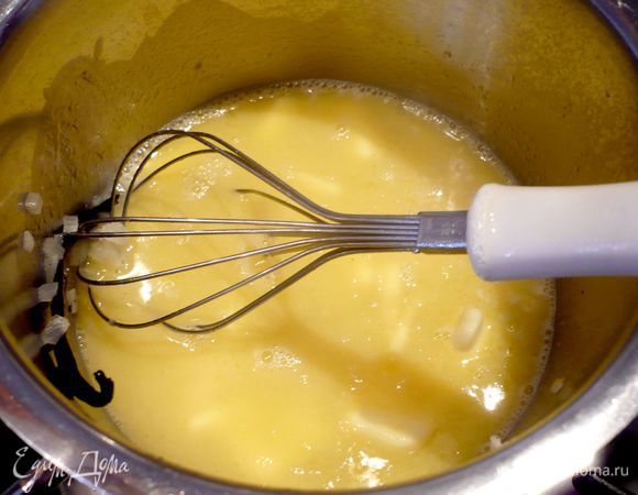 Ваниль разрезаем вдоль и кладем к соусу, даем соединиться с редукцией в течение нескольких минут и добавляем постепенно нарезанное кубиком ледяное масло, постоянно помешивая венчиком, варим на небольшом огне несколько минут, пока соус не начнет приобретать легкую кремообразную консистенцию. Вынимаем палочку ванили. Снимаем соус с огня, добавляем сок апельсина, лимона, солим по вкусу. 